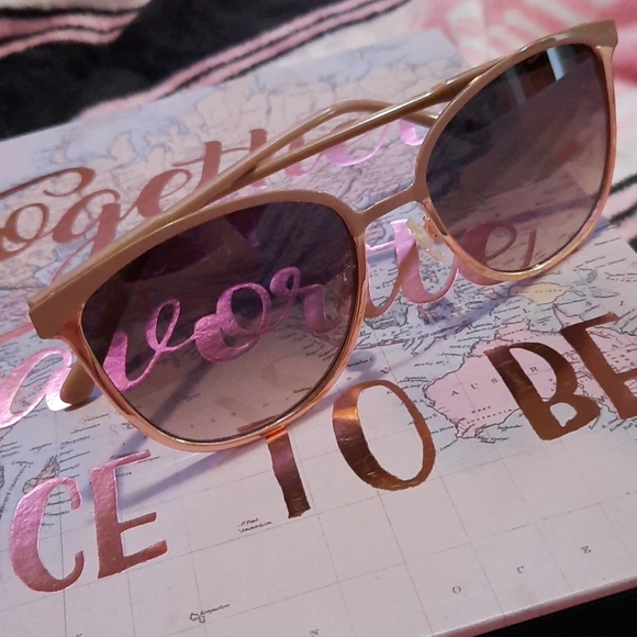 Sunglasses from LAUNDRY by DESIGN - Picture 5 of 8